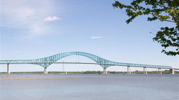 Des fissures sur le pont Laviolette