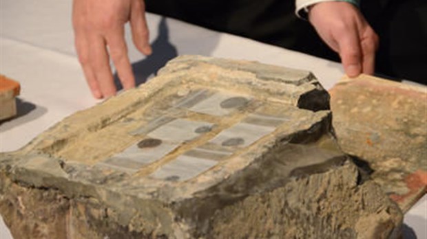 De vieilles pièces de monnaie dans la pierre angulaire