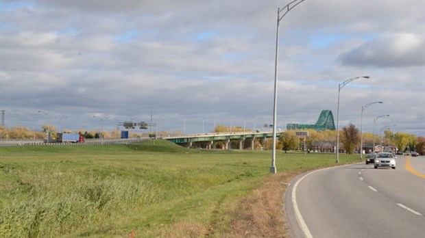 Un Quartier DIX30 au pied du pont Laviolette