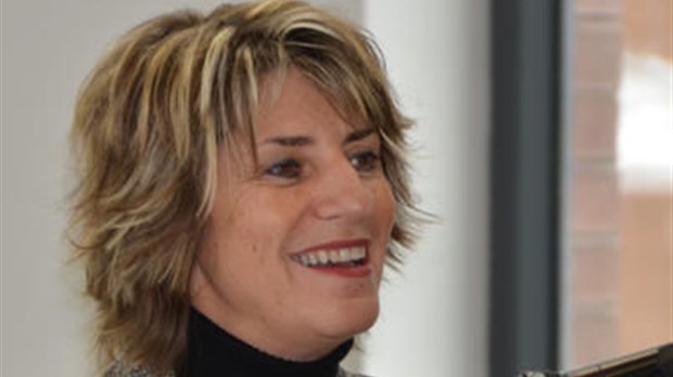 Danielle Saint-Amand présente une pétition pour la refonte des associations étudiantes