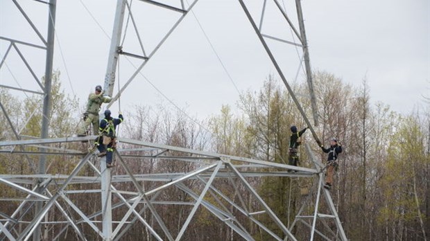 Reconstruction spectaculaire d'une ligne électrique
