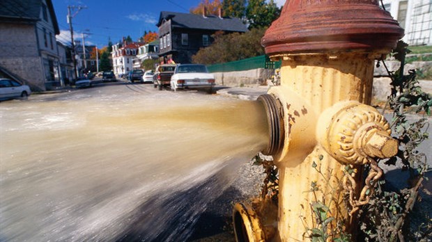 Lavage des rues avec de l’eau potable