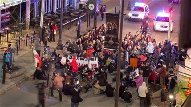 Plusieurs dizaines d'étudiants dans la rue