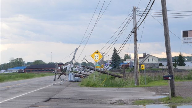 Le vent couche des poteaux à Louiseville