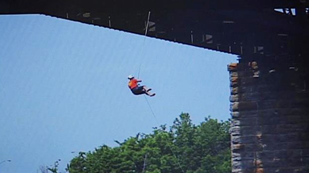 Un groupe de jeunes surpris en train de faire du « Rope swing » sous un pont de Trois-Rivières
