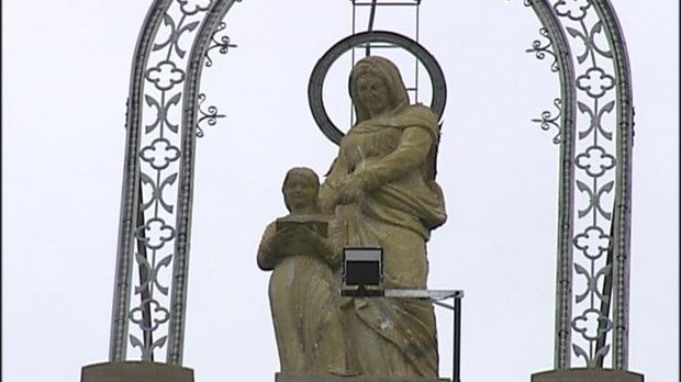 La statue de Sainte-Anne de retour