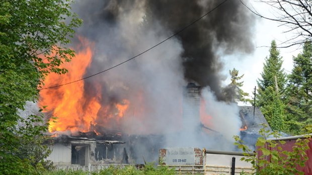 Une résidence ravagée par un incendie