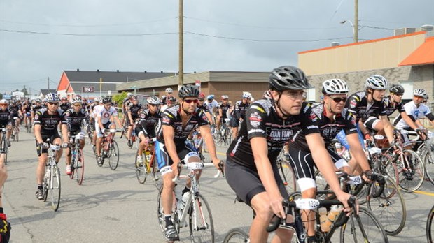 Quelque 2000 cyclistes participent au Granfondo Louis Garneau