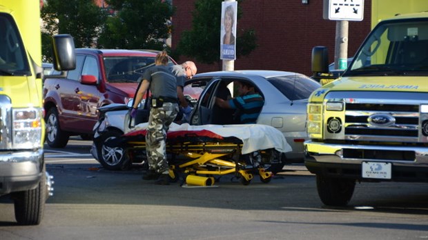 Collision à trois voitures sur des Forges