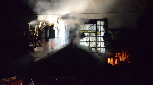 Maison ravagée par les flammes