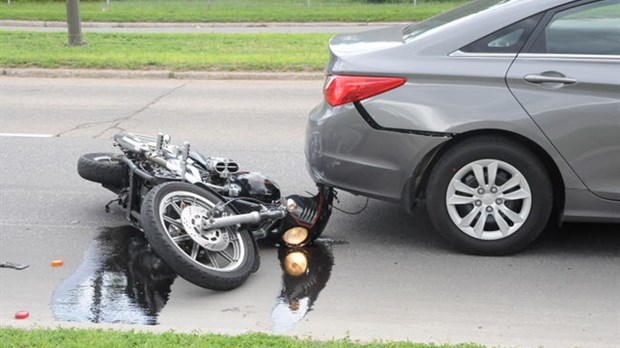 Une moto heurte une automobile