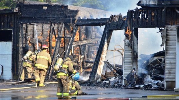 Des garages détruits par le feu