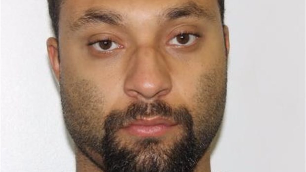 Un individu est recherché sur mandat d'arrestation