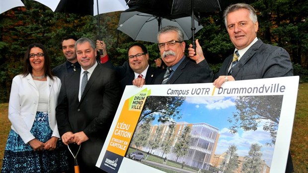 UQTR - Levée de la première pelletée de terre