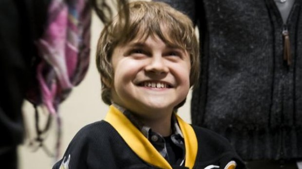 LHJMQ - Le capitaine des Tigres Tristan Pomerleau donne le sourire à un jeune partisan