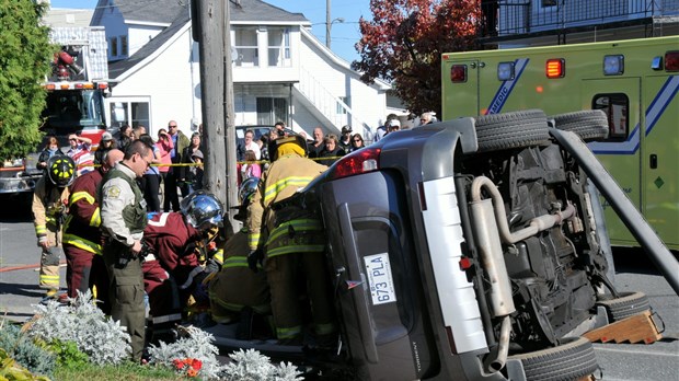 Spectaculaire accident dans un quartier résidentiel de Drummondville