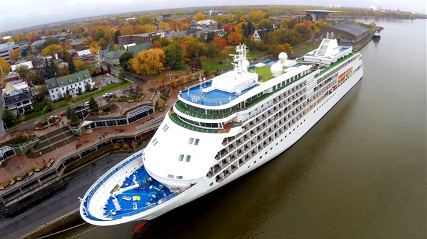 Le Silver Whisper s'amarre au port de Trois-Rivières