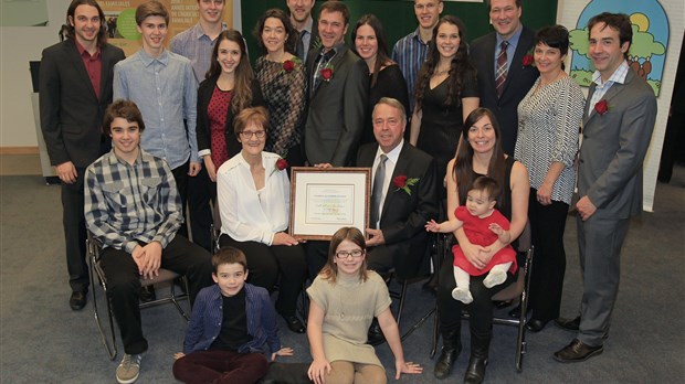 La famille d’Estelle St-Pierre et d’Yves Lampron proclamée « Famille agricole de l’année 2014 »