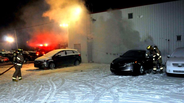 Un feu endomage des véhicules à Drummondville
