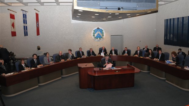Trois-Rivières adopte un budget de 251 M$ et restreint l'augmentation de la taxe à 2,8 %