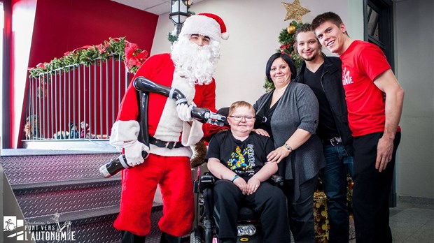 Le jeune Alexandre Lemaire reçoit un bras robotisé pour Noël 