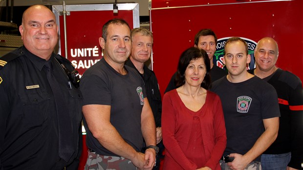 Une citoyenne rencontre ses sauveteurs à la caserne de pompiers