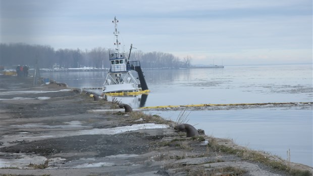 Un bateau-remorqueur coule au port de Trois-Rivières 