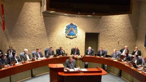 La Ville annonce la mise à pied de cinq cadres