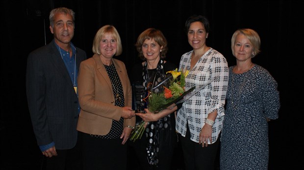 Denise Trudel reçoit un prix hommage lors du Colloque régional de traumatologie 2015