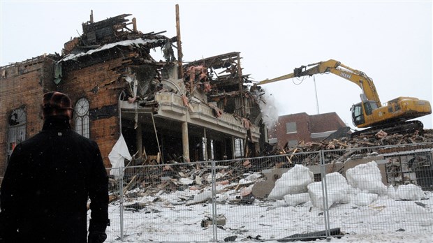 Plusieurs curieux pour la démolition de l'église St-Philippe