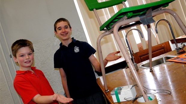 Expo-sciences: fini le temps de se mettre sur deux pattes pour Laurent et Jérémie! 