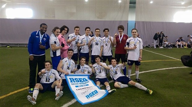 L'équi de soccer des Estacades juvéniles AAA sont champions de la ligue 