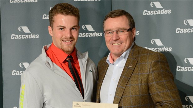 Le cycliste Alexandre Roy reçoit une bourse de 2 000 $ de la part de Cascades
