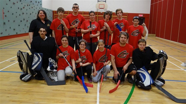 Des jeunes de l'école des Pionniers visent l'or en hockey-balle lors du défi AlterGo