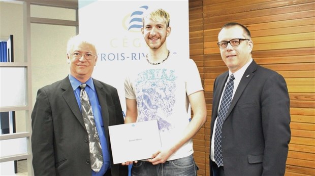 L'étudiant du Cégep de Trois-Rivières Daniel Massé reçoit une bourse de 1 000 $ de l'OTPQ