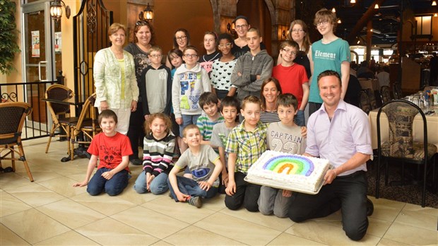 Le Buffet des continents amasse plus de 3 500 $ pour le Centre Arc-en-ciel