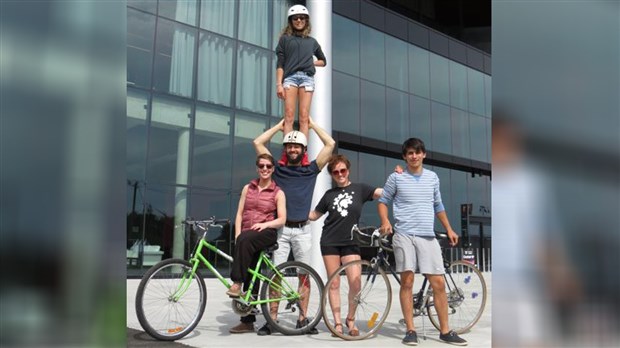 Les artistes du spectacle le Monde est fou bénéficient de 20 vélos grâce à une collaboration entre l'Amphithéâtre Cogeco et les Vélos de quartier
