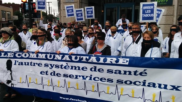La TROC-CQM manifeste devant le bureau de Jean-Denis Girard pour exiger plus d'argent