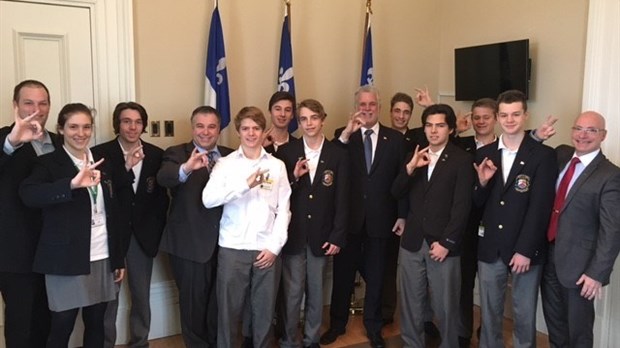 Rencontre avec le Premier ministre et le ministre de l'Éducation pour le Vert et Or du Séminaire Saint-Joseph