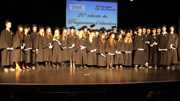 47 élèves reçoivent leur diplôme d’éducation secondaire internationale à l’école secondaire des Pionniers