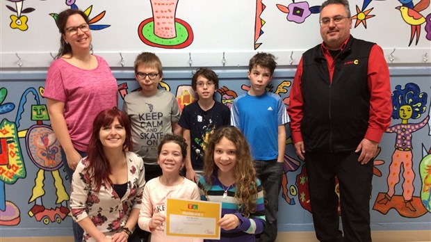 Un chèque de 1 000$ du programme Croque Santé Métro pour l’école Mond’Ami 