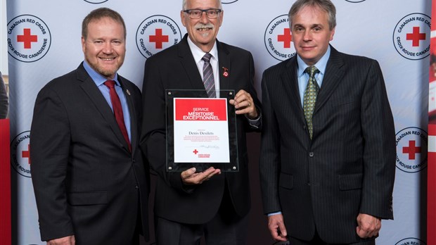 Un bénévole trifluvien, Denis Desilets, honoré par la Croix-Rouge