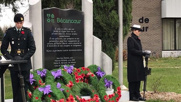 Cérémonie commémorative devant le cénotaphe de Bécancour
