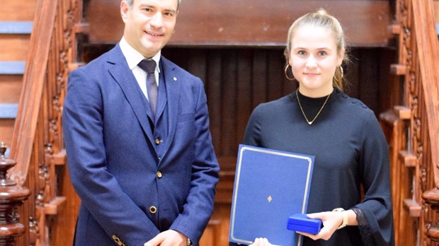 La Médaille académique du gouverneur général du Canada pour une finissante du Collège Marie-de-l’Incarnation