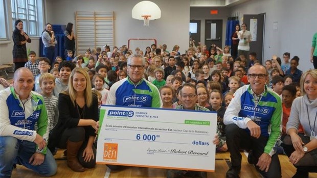 L’école primaire d’éducation internationale- secteur Est reçoit une somme de 6 000$ de l’équipe cycliste Point S