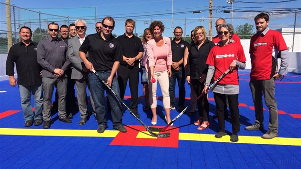 Inauguration de la surface de hockey de terrain Thermoform  pour le plaisir des amatrices et amateurs
