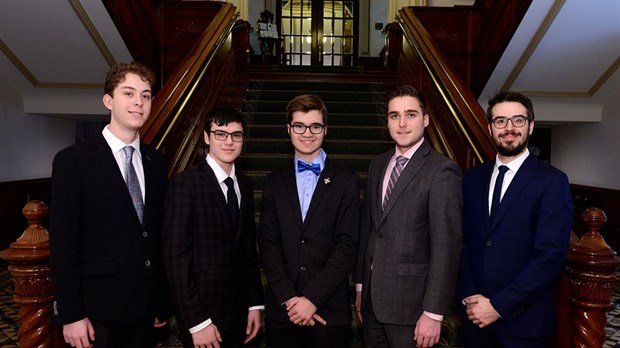 Quatre étudiants du Cégep de Trois-Rivières en simulation parlementaire