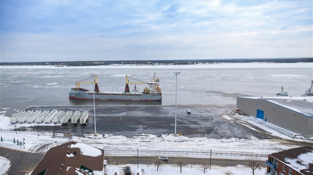Le nouveau quai 9 accueille son premier navire au port de Trois-Rivières