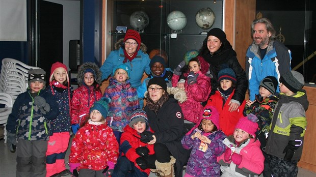 Des élèves de maternelle en classe « ciel de nuit » à l’Observatoire