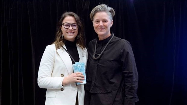 Mathilde Rousseau, étudiante au Cégep de Trois-RIvières, reçoit le Prix de la Relève en design